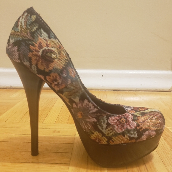 Floral Stilletos w. Platform - Picture 3 of 7